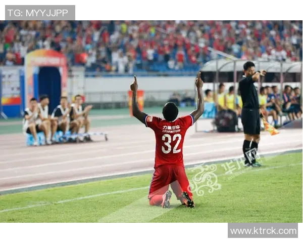 2017年富力与力帆激战回顾球场上的精彩瞬间与战术分析